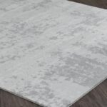 Tapis moderne gris texturé sur plancher en bois