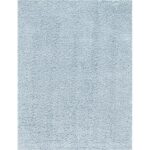Tapis bleu clair moelleux texture douce.
