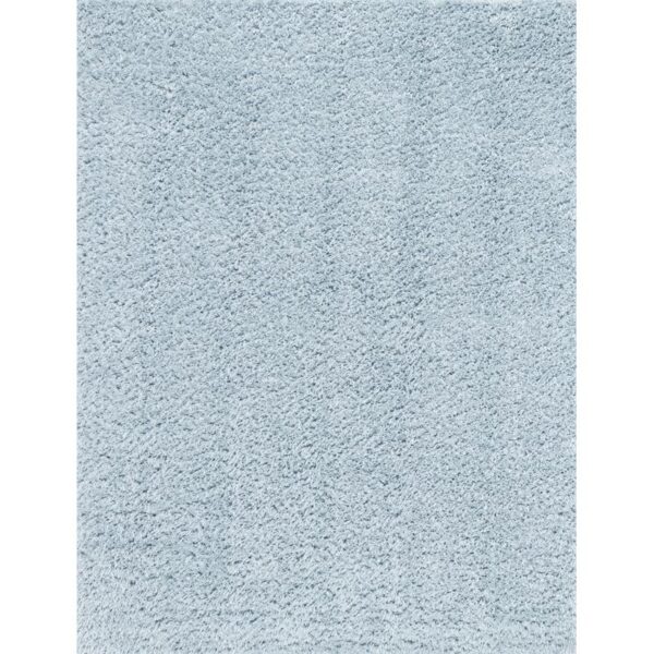 Tapis bleu clair moelleux texture douce.