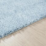 Tapis doux bleu clair sur sol stratifié
