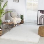 Salon moderne avec fauteuil et décoration intérieure.