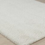 Tapis blanc moelleux sur sol stratifié