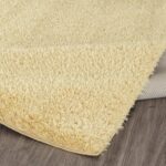 Tapis moelleux beige sur sol stratifié