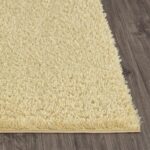 Tapis shaggy beige sur sol stratifié