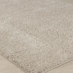 Tapis moelleux beige en gros plan.
