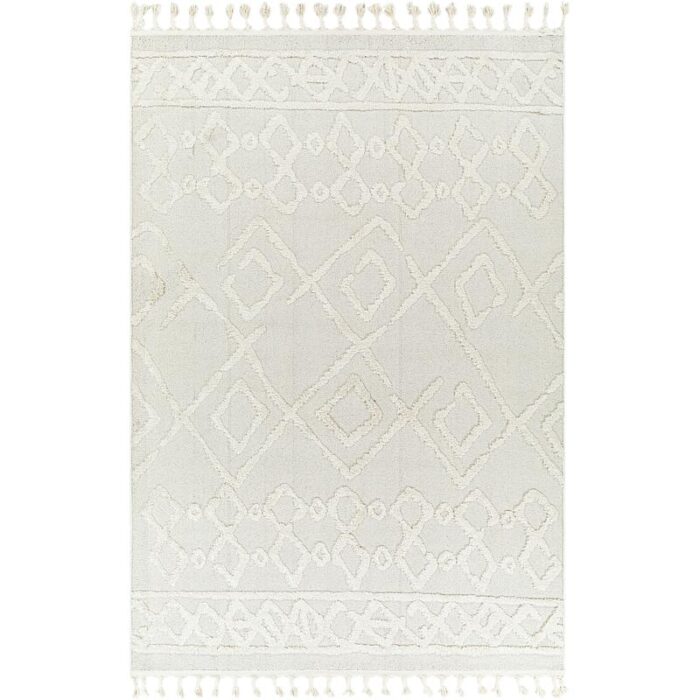Tapis blanc décoratif à motifs géométriques et franges.