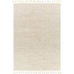 Tapis beige à texture avec franges décoratives.