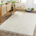 Intérieur moderne avec tapis beige et fauteuil en bois.