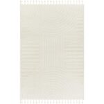 Tapis beige à motifs géométriques et franges.