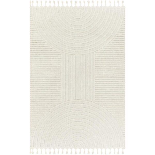 Tapis beige à motifs géométriques et franges.