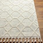 Tapis à motif géométrique avec franges.