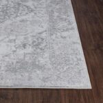 Tapis gris vintage sur plancher bois.