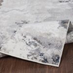 Tapis moderne gris motifs abstraits parquet brun.