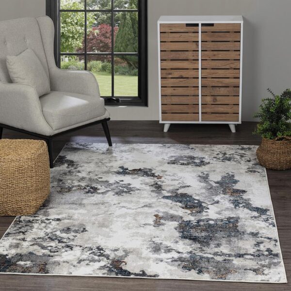 Salon moderne avec tapis et mobilier élégant.
