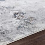 Tapis doux à motif floral sur plancher en bois.