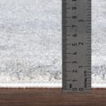 Règle mesurant épaisseur tapis en centimètres.