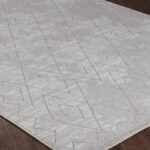 Tapis moderne gris avec motifs géométriques.