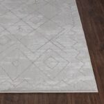 Tapis gris motifs géométriques sur plancher bois