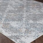 Tapis à motifs bleus et gris sur sol en bois.