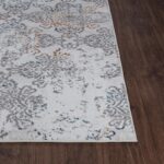 Tapis décoratif motifs floraux sur plancher bois