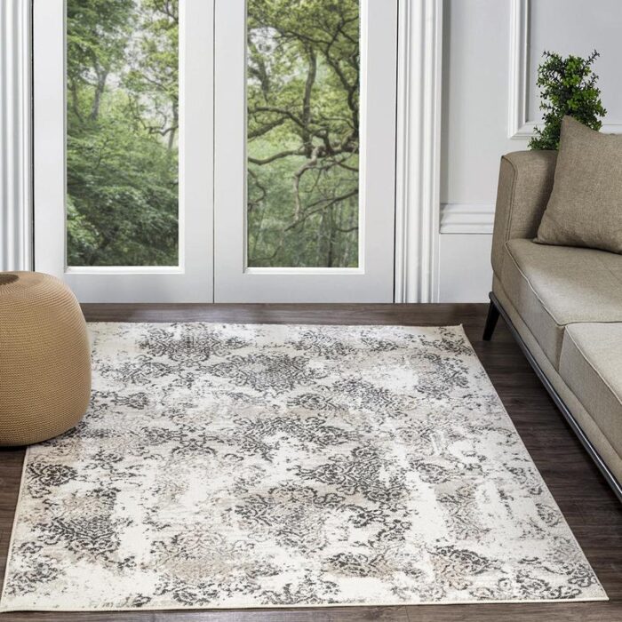 Tapis motif vintage dans salon moderne.