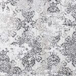 Tapis motif baroque gris et blanc.