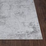 Tapis moderne géométrique sur sol en bois.