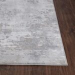 Tapis moderne gris et blanc sur sol en bois.