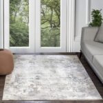 Tapis moderne dans salon lumineux.