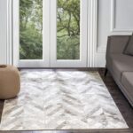 Intérieur moderne : tapis design, canapé, fenêtre sur parc.