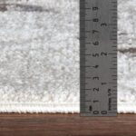 Règle mesurant épaisseur moquette en millimètres.