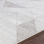 Tapis géométrique moderne sur plancher en bois.