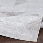 Tapis moderne gris et beige avec motifs géométriques.