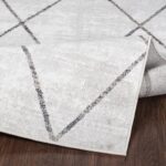 Tapis moderne gris à motifs géométriques.