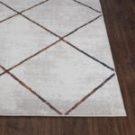 Tapis géométrique moderne sur parquet brun.