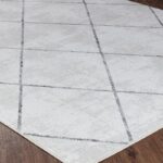 Tapis moderne gris à motif géométrique.