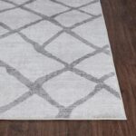 Tapis moderne gris avec motif géométrique.