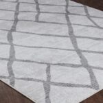 Tapis moderne gris à motifs géométriques.