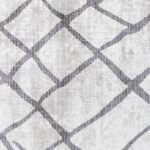 Tapis gris à motif géométrique.