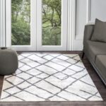Tapis motif géométrique dans salon moderne et lumineux.