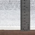 Épaisseur de tapis mesurée avec une règle.