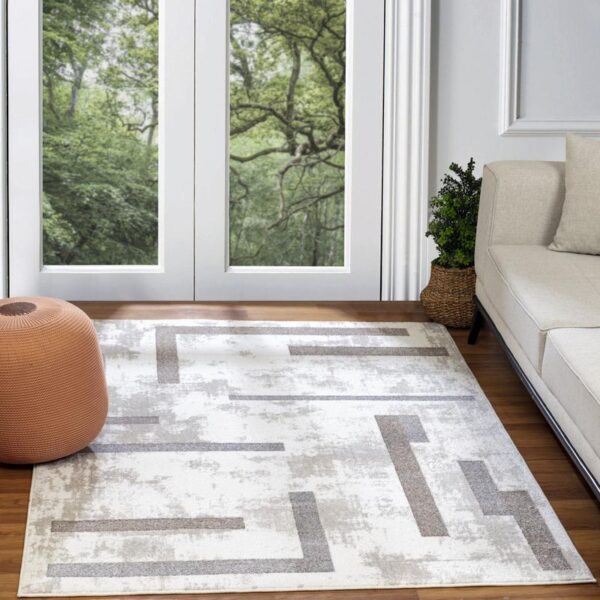 Tapis design moderne dans un salon lumineux.