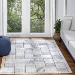 Tapis moderne dans salon lumineux.