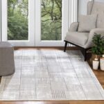 Tapis moderne dans salon lumineux avec vue sur arbres.