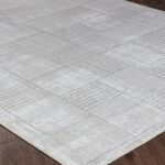 Tapis moderne gris avec motif géométrique.
