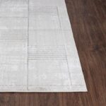 Tapis beige moderne sur plancher en bois brun.