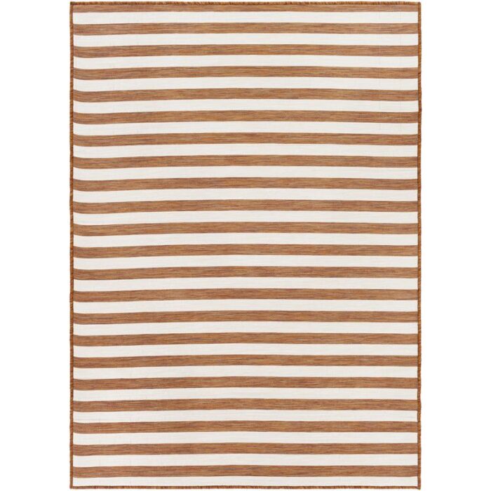 Tapis rayé marron et blanc.