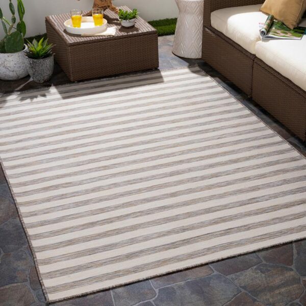 Tapis extérieur rayé pour terrasse moderne.