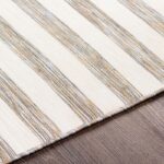 Tapis rayé sur plancher en bois.