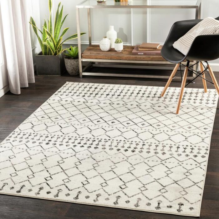Tapis motif géométrique dans salon moderne.